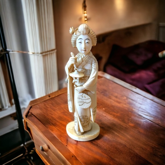 Other - Small carved bone Geisha figurine, vintage/antique, amazing detail